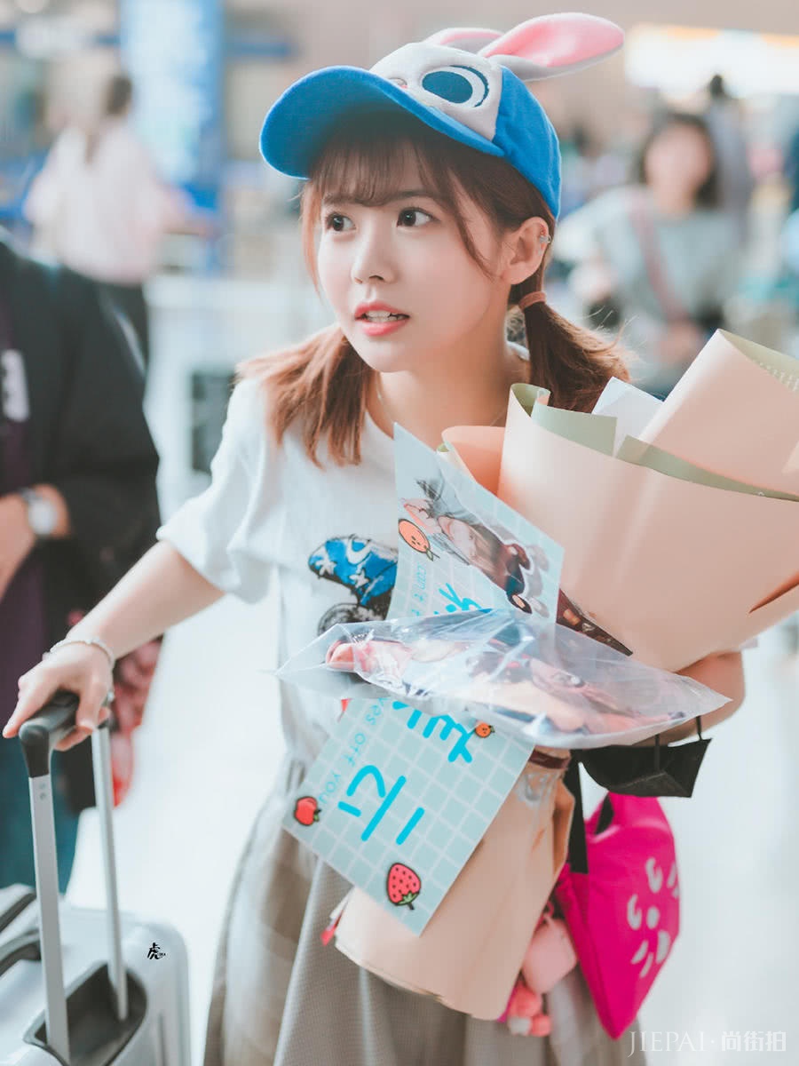 赖美云梳低扎双马尾搭戴兔儿帽,小个子太可爱了