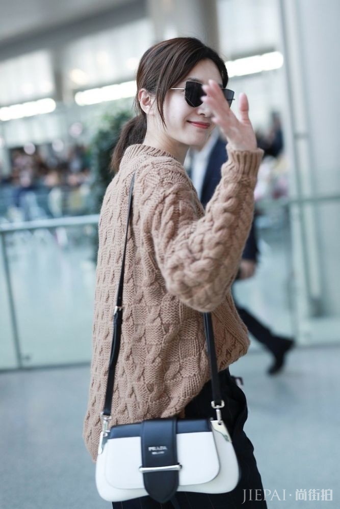 天气这么热,上街只缺一个腋下包了