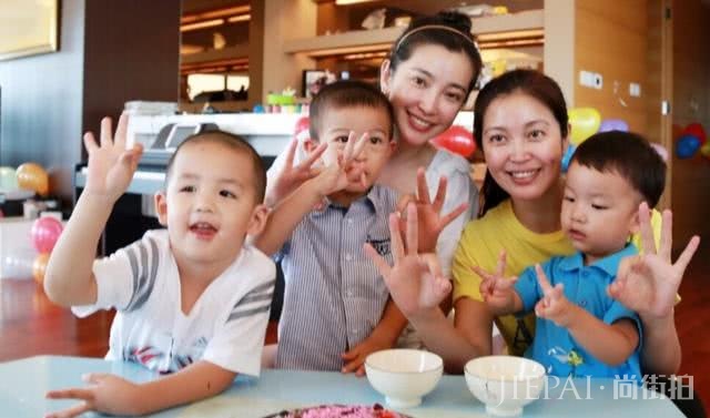 李冰冰没结婚生娃喜欢晒李雪儿女,孩子遗传家族美眼颜值高