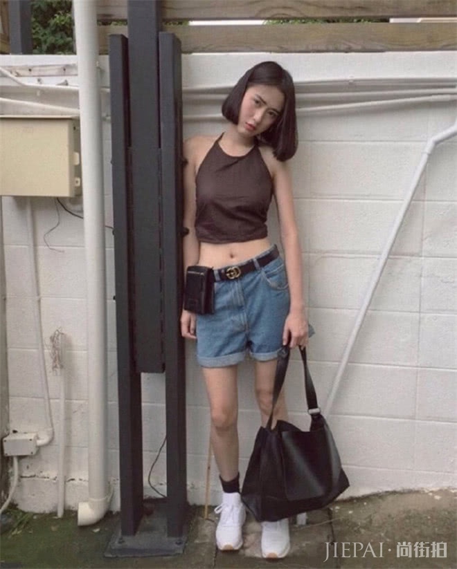 夏天穿白色很受欢迎，运动鞋清新又帅气