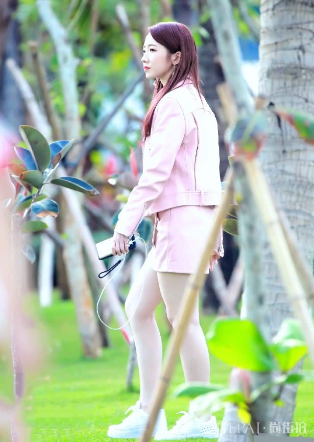 “笔筒袜”才是最难驾驭的袜子,孟美岐穿后一下矮10cm