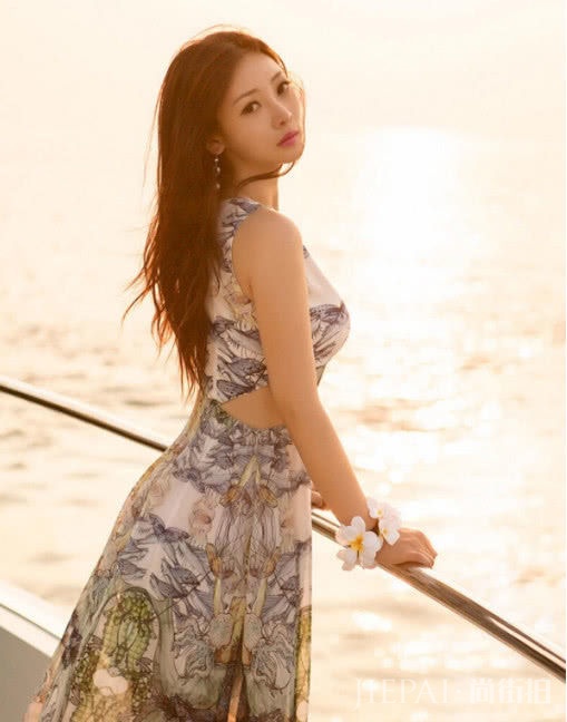 柳岩身材太好了,最近搭配这件衣服好身材不是吹的!