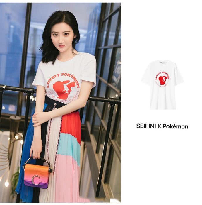 杨紫真可爱,穿皮卡丘T恤太萌了!