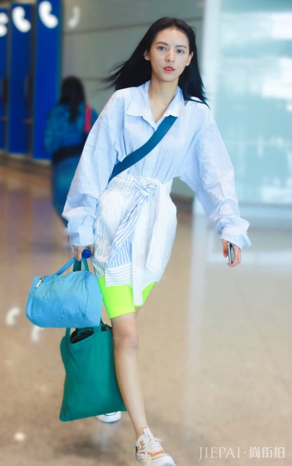 张予曦穿男友衬衫,机场街拍太性感