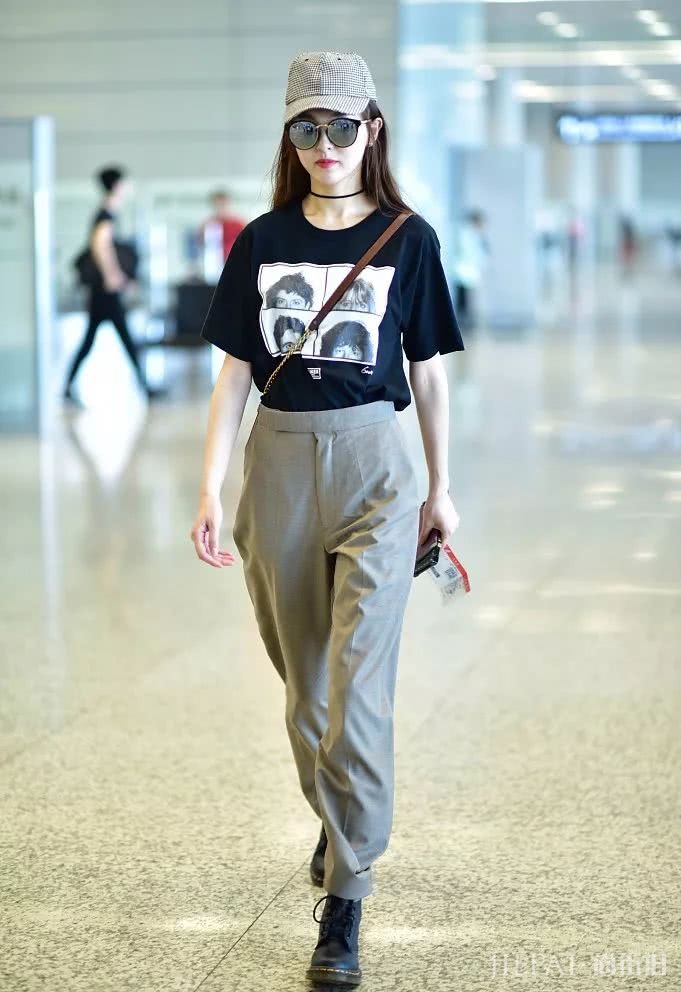 T恤搭配阔腿裤,2019最省事的时尚套路