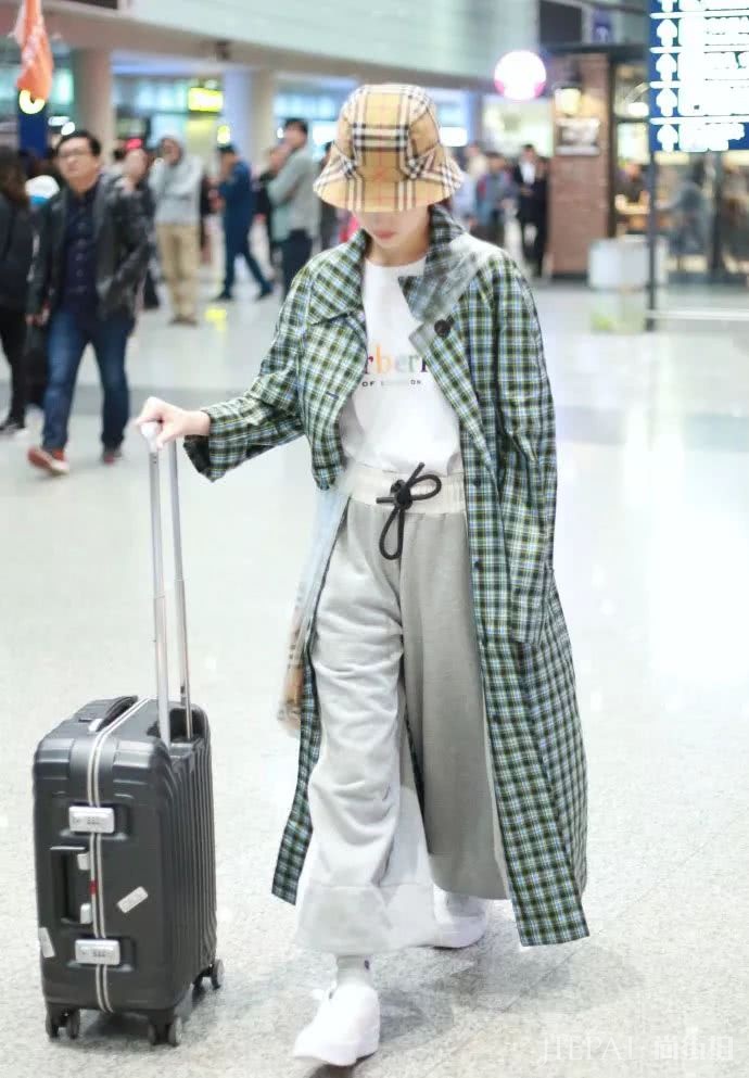 T恤搭配阔腿裤,2019最省事的时尚套路