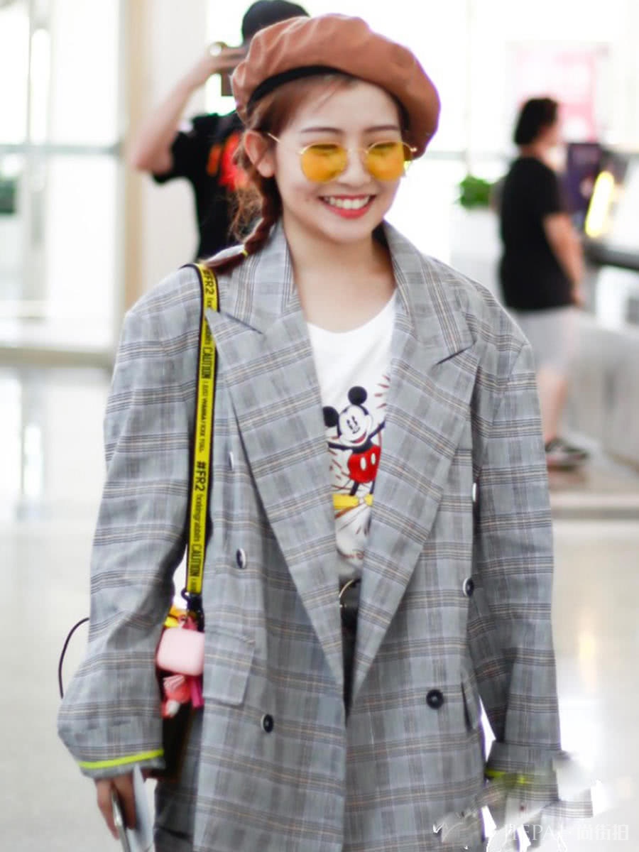 赖美云虽然只有153cm,但衣品了得,穿套装就能凹出大长腿