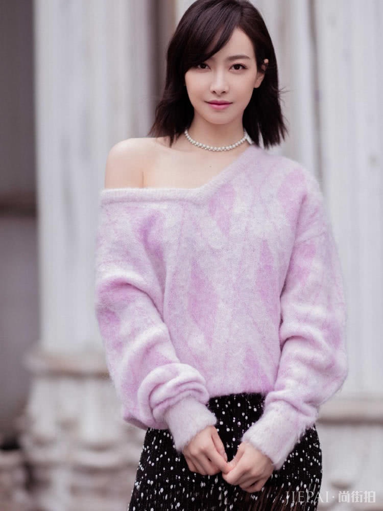 宋茜穿粉色毛衣搭配流苏裙,这样的搭配也太温柔了吧
