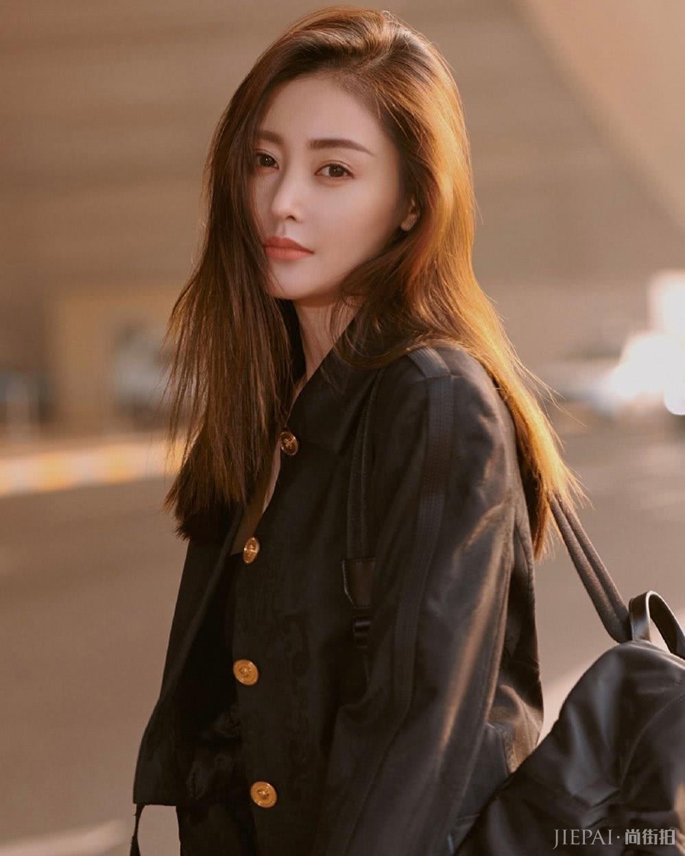 张天爱街拍 裹胸蕾丝炸翻机场!搭配实力真强大