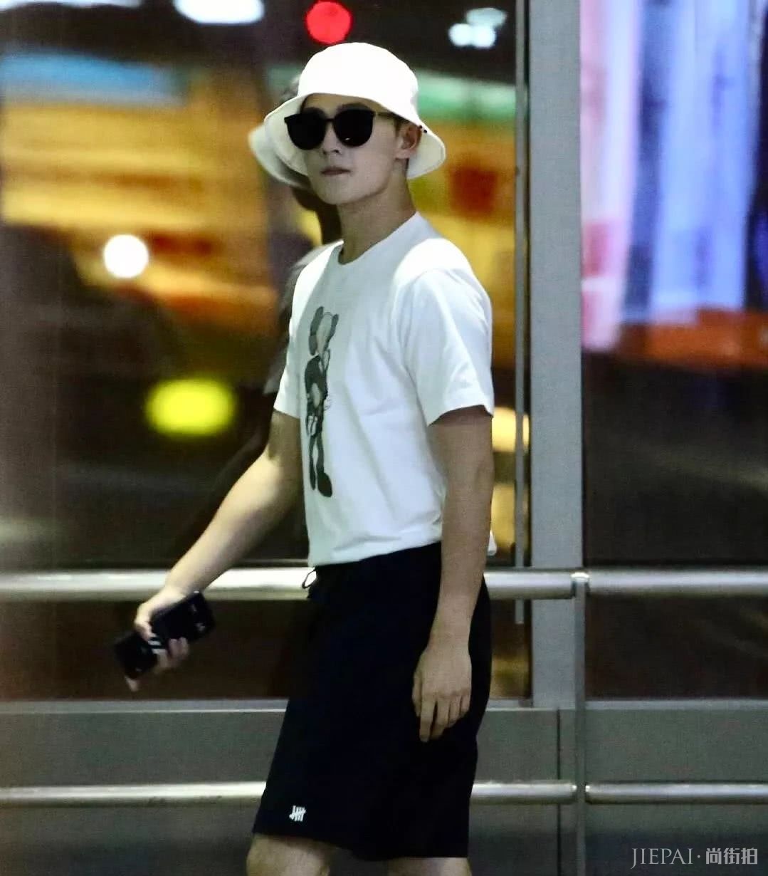 JENNIE、LISA都穿的这件内涵Tee,到底有多体面?