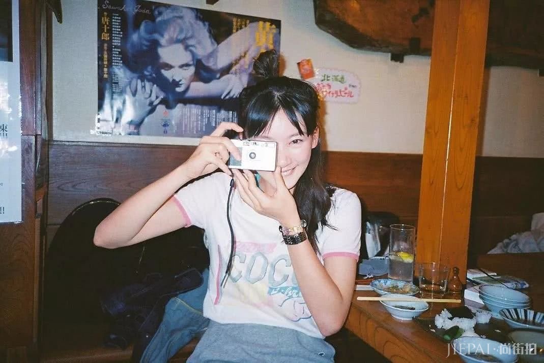 JENNIE、LISA都穿的这件内涵Tee,到底有多体面?