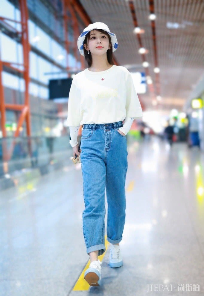 夏季T恤搭配牛仔裤显高又显瘦,明星们超爱穿