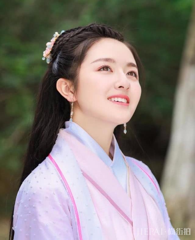 李兰迪小圆脸古装扮相,演出了大小姐的贵气感