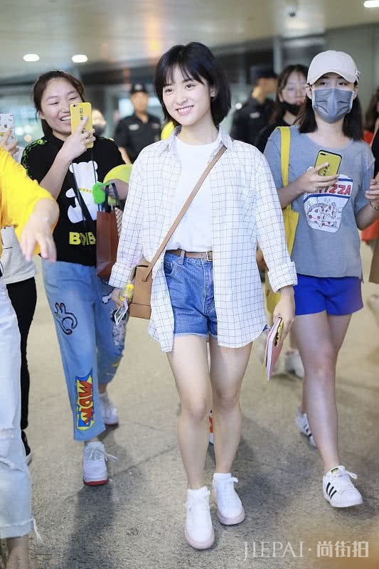 沈月穿男生穿的格子衬衫超好看,搭白T和牛仔短裤可爱又时尚