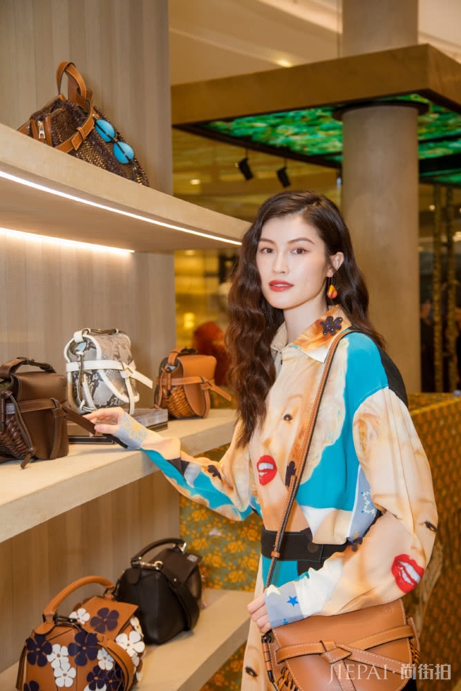 何穗公主卷发搭配衬衫连衣裙,青春靓丽又有少女感