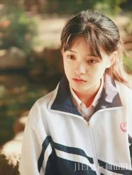 快30岁谭松韵靠丑哭的校服圈粉?百年前校服时尚又有民族特色