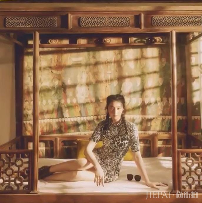 范冰冰影视时尚两开花强势复出，登韩国杂志封面妆容让人认不出