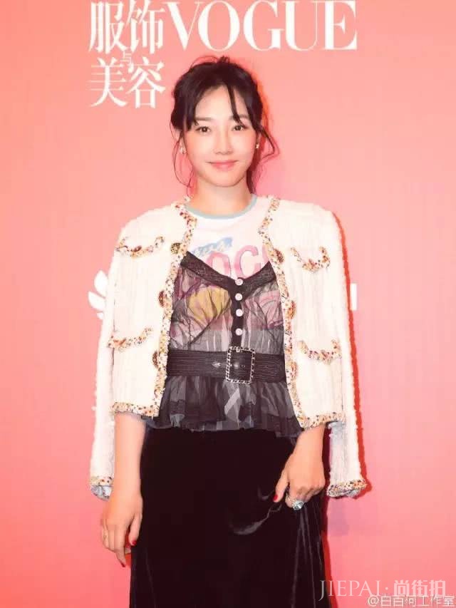 白T恤+小白鞋，搭配起来这么好看！