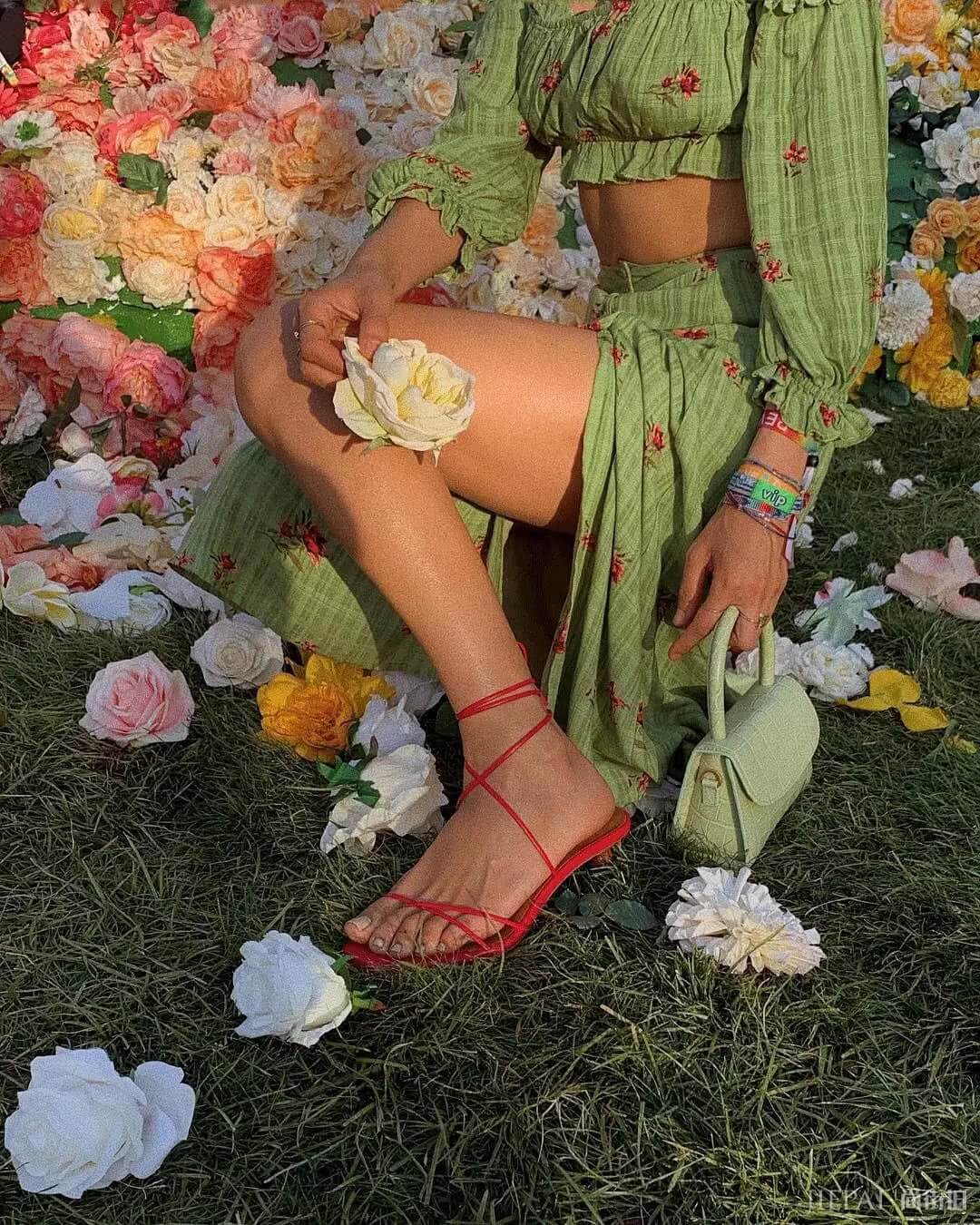 今年最火的细带凉鞋,怎么搭最好看都帮你们看好了