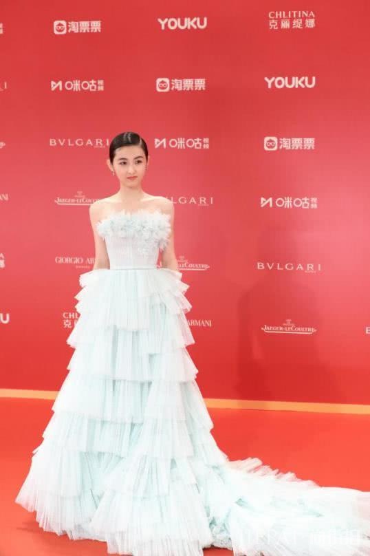 张子枫一袭纱裙亮相红毯,发型却成灾难