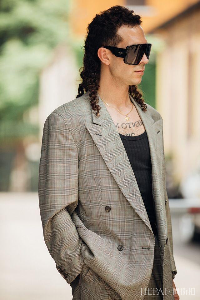 2020男装周场外街拍:女生穿男装,男人穿女装将是常态