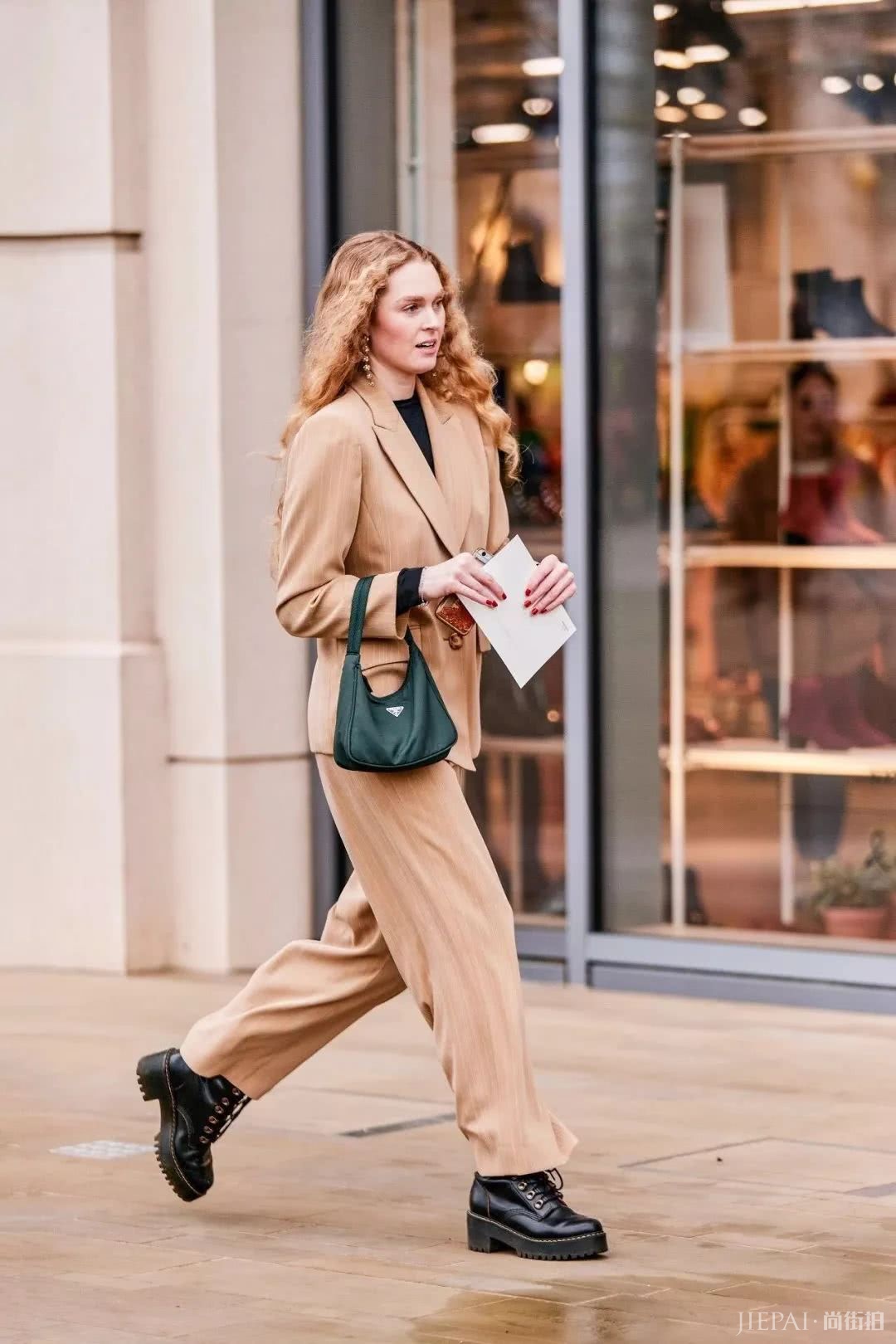 腰包2019年已经过时了，如今最火的It Bag是它！