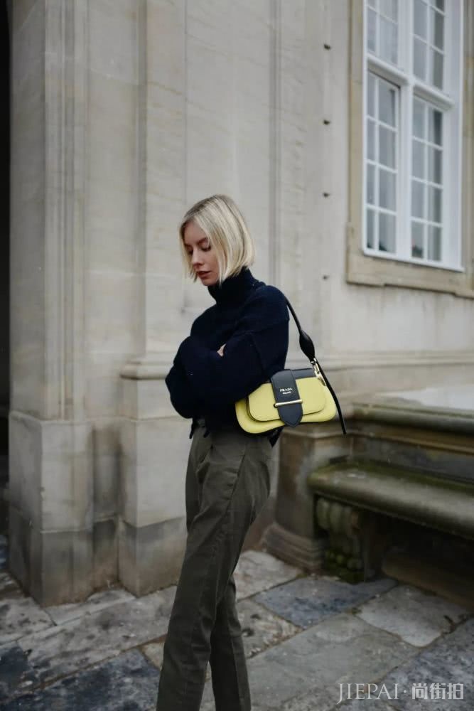 天气这么热,上街只缺一个腋下包了