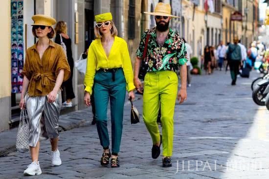 最新时尚风潮告诉你,衬衫都要穿花的