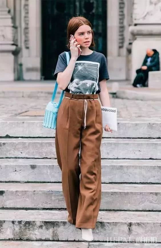 欧美街拍 今年夏天T恤这样穿又时尚还好看