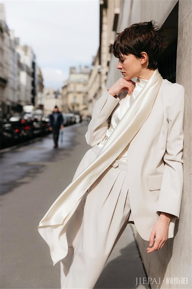 女人味十足的真丝衬衫,戚薇和李宣美穿同款,你pick谁?