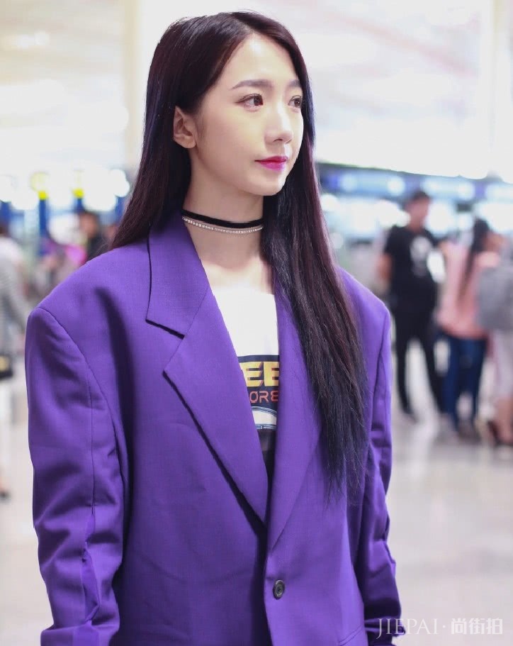 “笔筒袜”才是最难驾驭的袜子,孟美岐穿后一下矮10cm