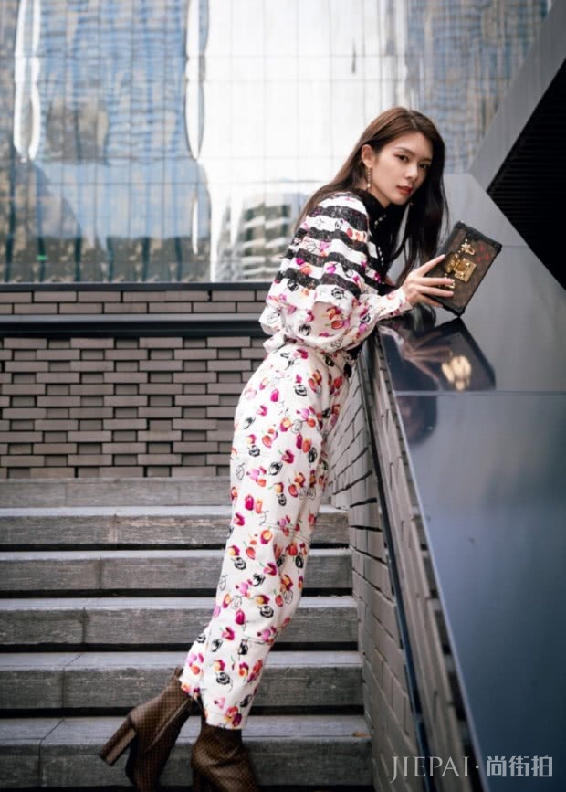 傅菁穿花裤子+“泥鳅鞋”现身,气场大开