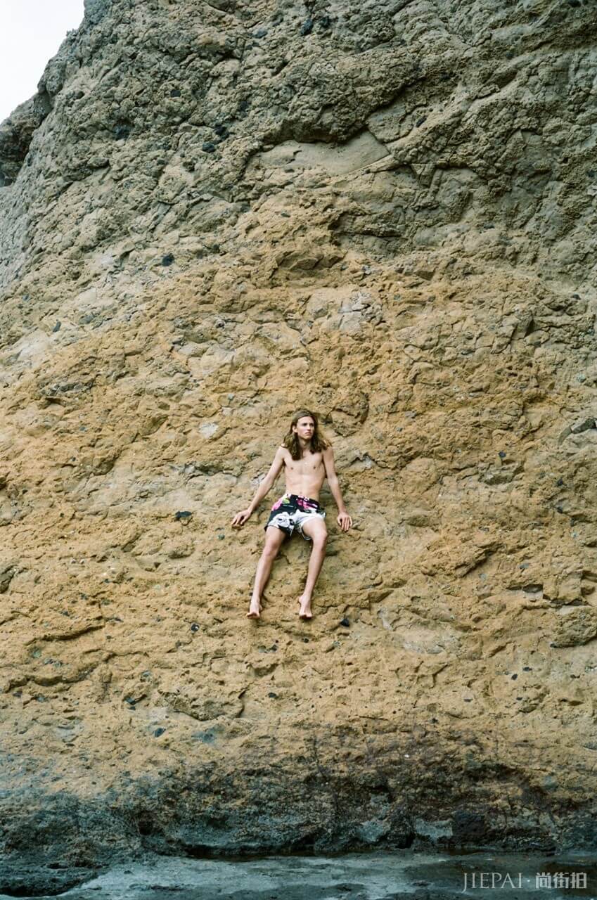 谁说泳装一定要花花绿绿!Off-White x Vilebrequin最新设计堪称用色典范!