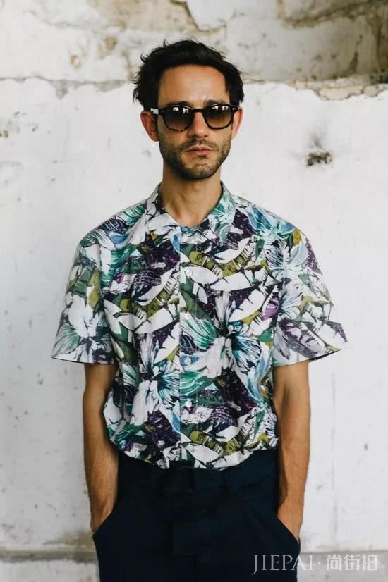 最新时尚风潮告诉你,衬衫都要穿花的