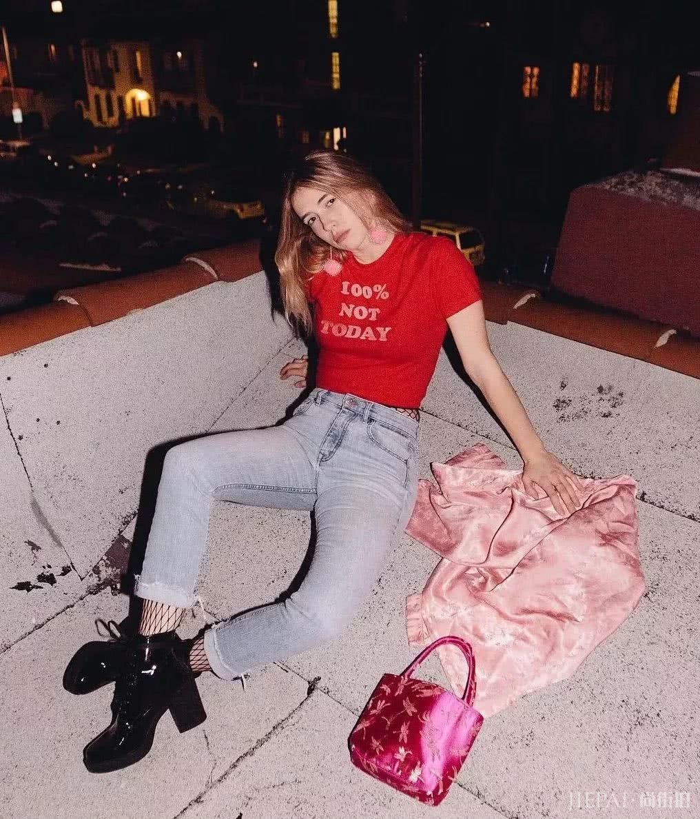 欧美街拍 今年夏天T恤这样穿又时尚还好看