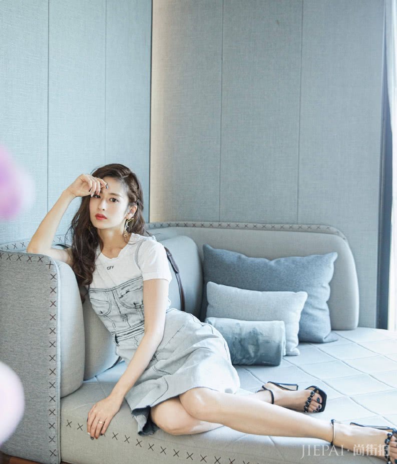 颖儿穿上今年超火的“空军一号”裙,美得像换了个人