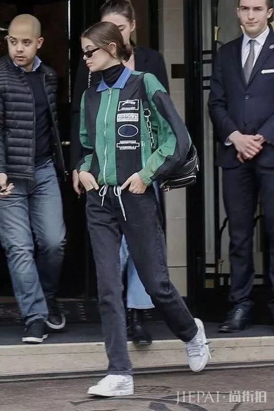 天气这么热,上街只缺一个腋下包了