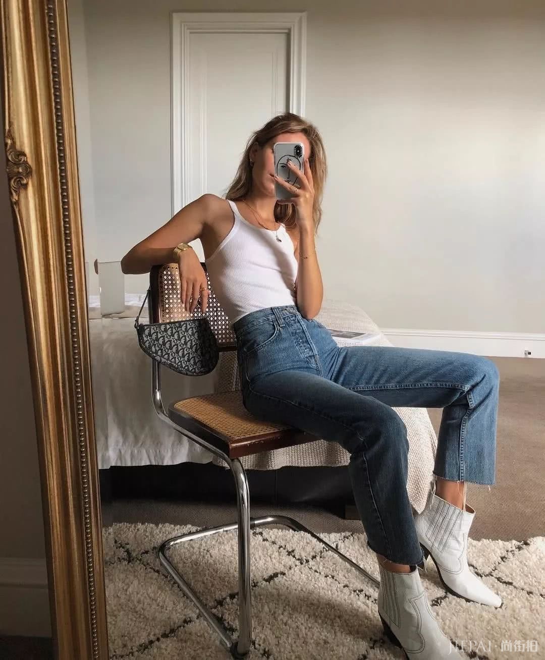 腰包2019年已经过时了，如今最火的It Bag是它！