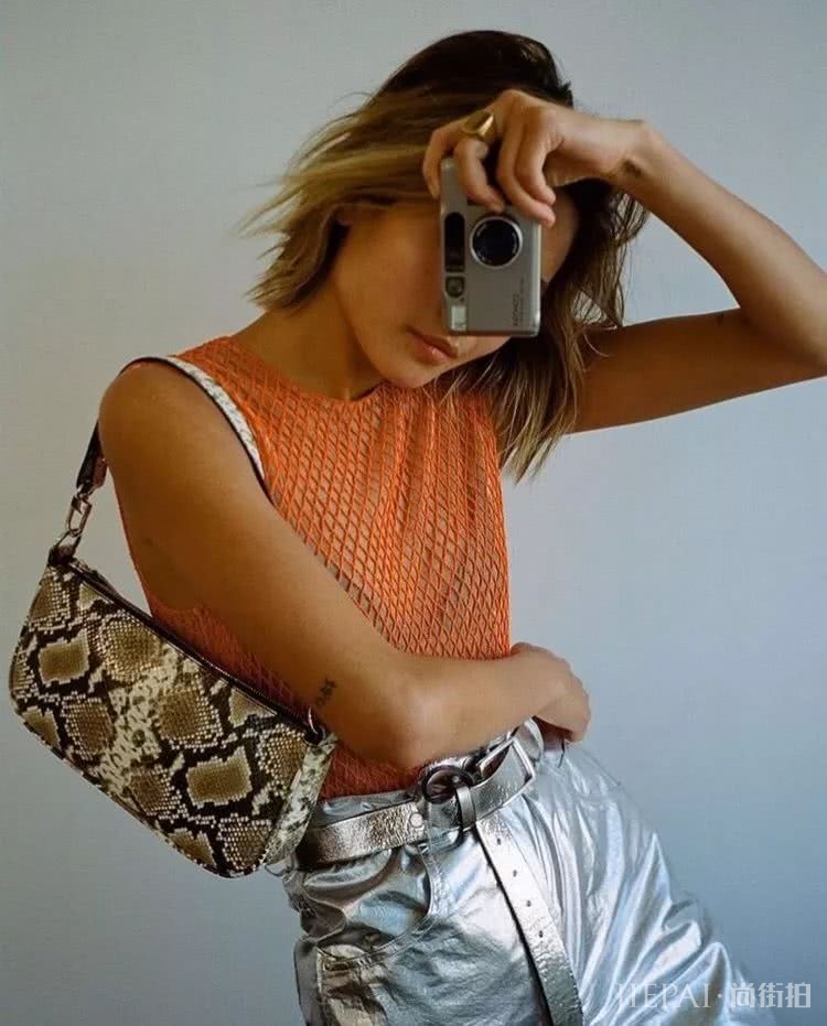 腰包2019年已经过时了，如今最火的It Bag是它！