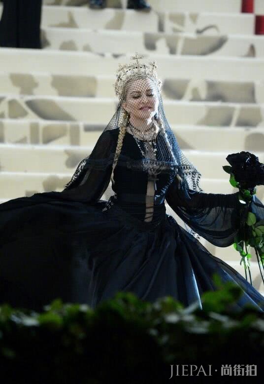 被吉尼斯认证的女歌手,新专辑横扫各大排行榜,61岁风情万种