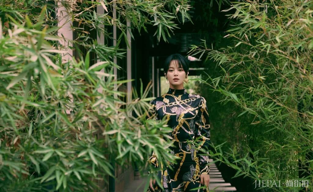 辛芷蕾超短裙上印满金链子,太有气质