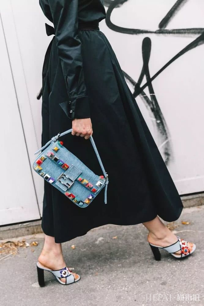 天气这么热,上街只缺一个腋下包了