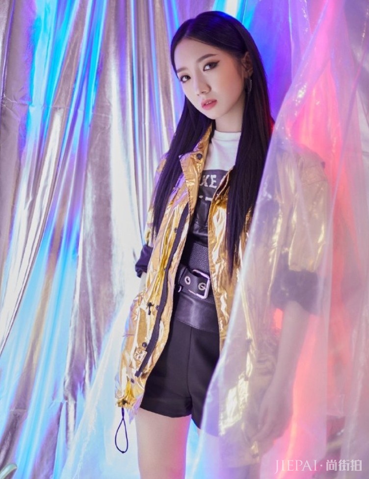 孟美岐力将半腿毒液靴穿出了堆堆袜的感觉,太少女!