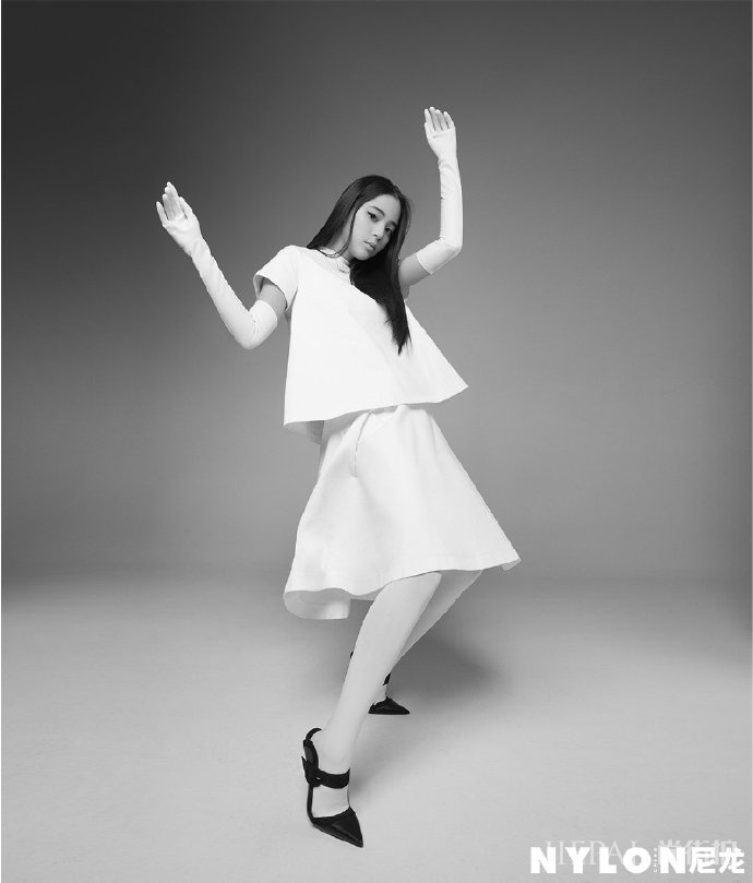 欧阳娜娜变黑长直秀少女曲线 气质冷艳性感