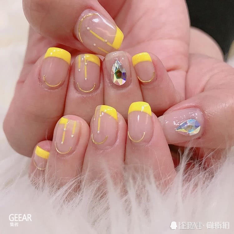 在Ins上爆红的美甲款式有这些!够胆挑战萤光色吗?