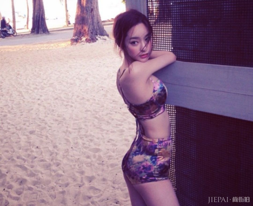 她是四小花旦里唯一没动过脸的,那比镰刀还细的山根是P出来的吗?