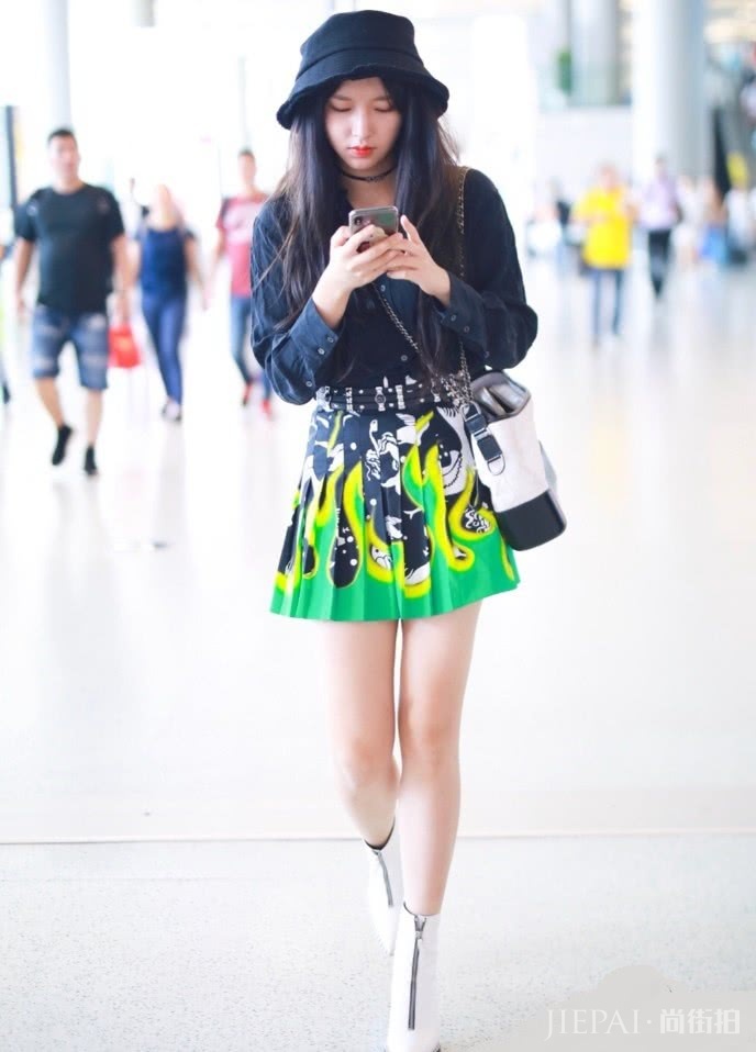 程潇的萌萌腿太配雏菊裤了,美得冒泡