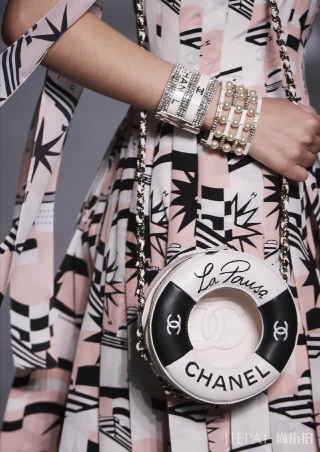 今年的流行包包居然这么怪异?鹅蛋、草筐还有塑料袋看着也让人心动