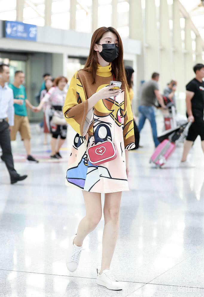 乔欣机场街拍 穿漫画T恤衫清新又有活力