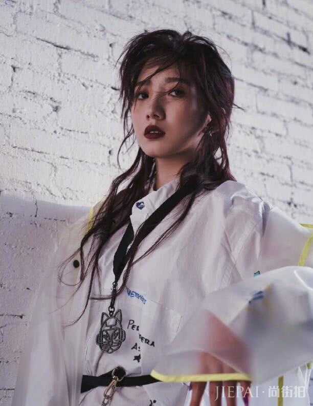 孟美岐最新杂志内页!6套造型每套都惊艳